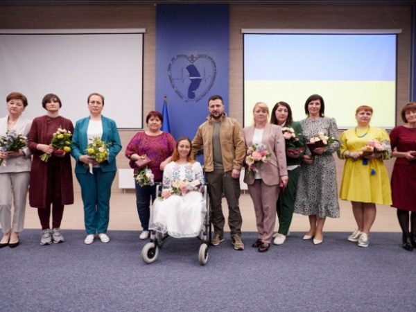 Президент України закликав усіх подякувати нашим медсестрам та медбратам